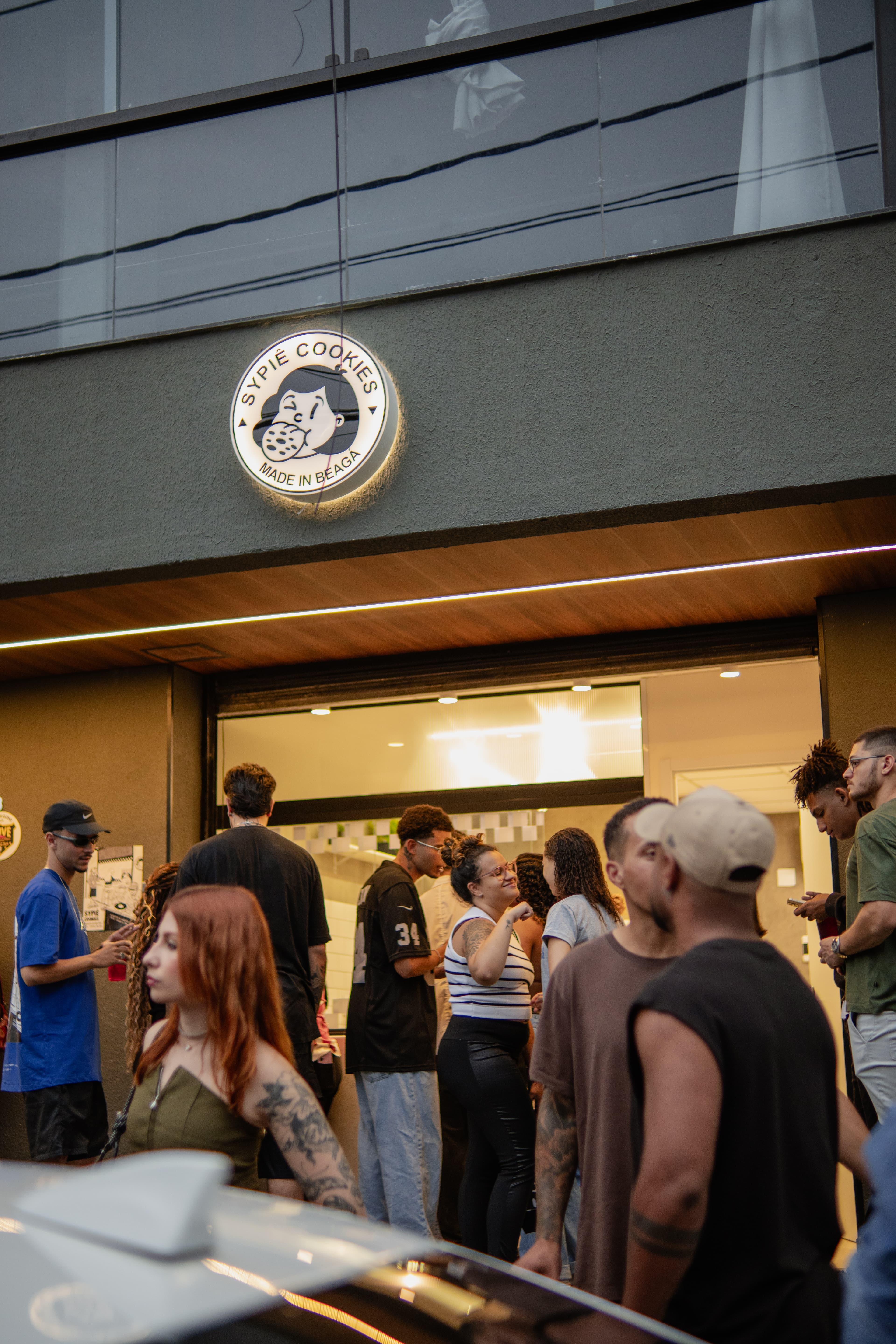 Fachada da Sypiê Cookies com clientes reunidos na porta durante o dia